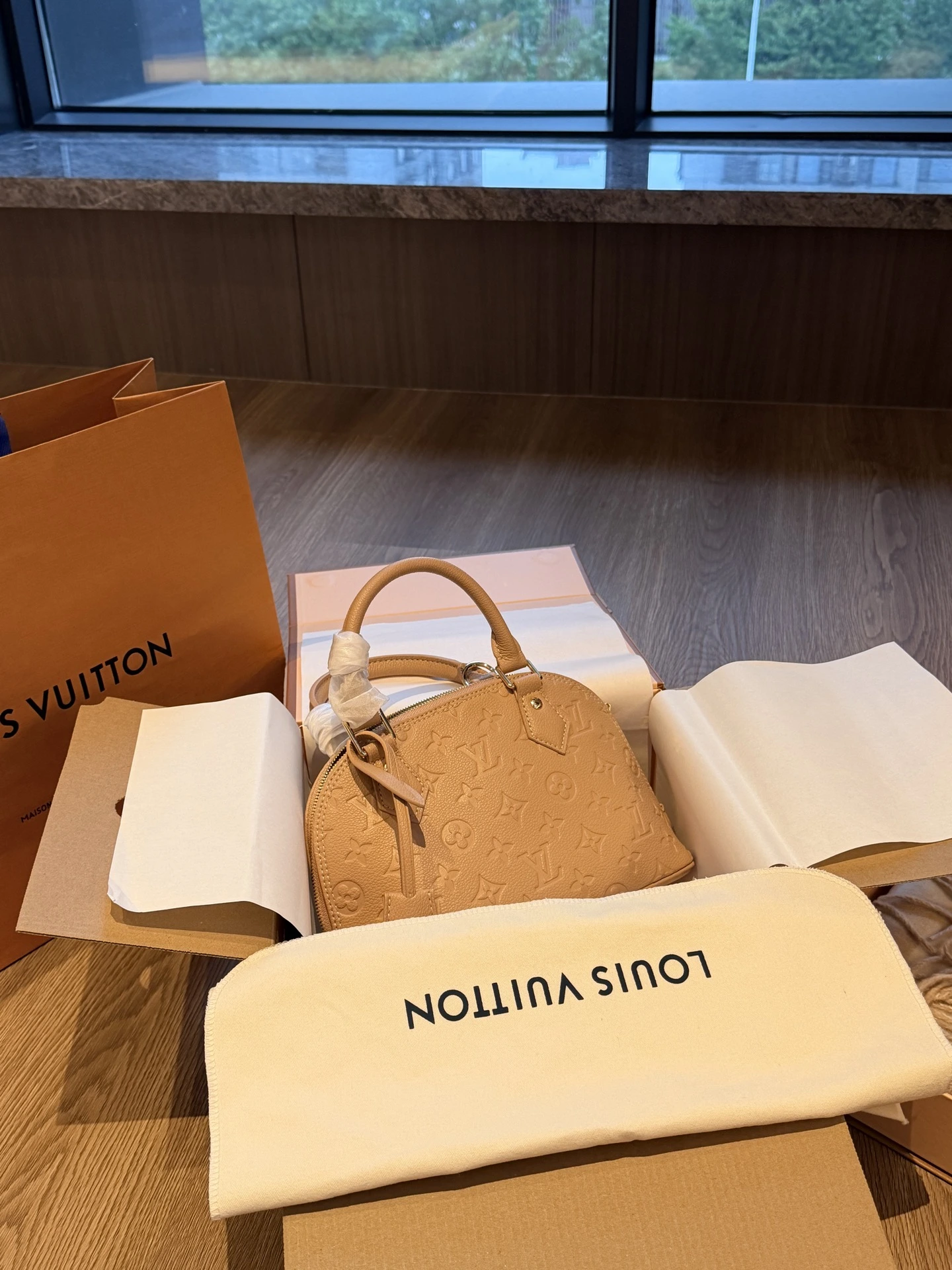 LOUIS VUITTON Alma BB (23.5x18cm)