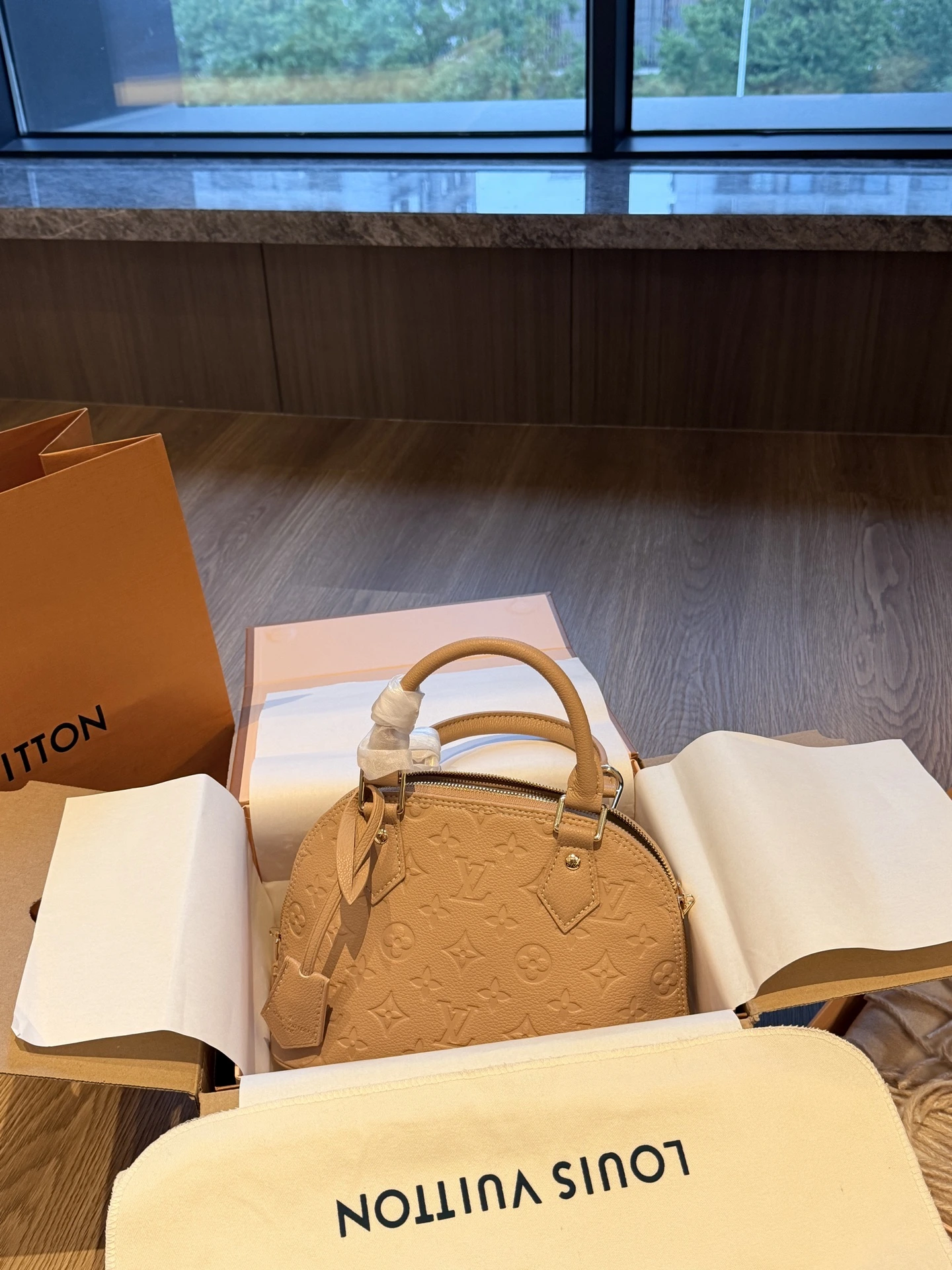 LOUIS VUITTON Alma BB (23.5x18cm)