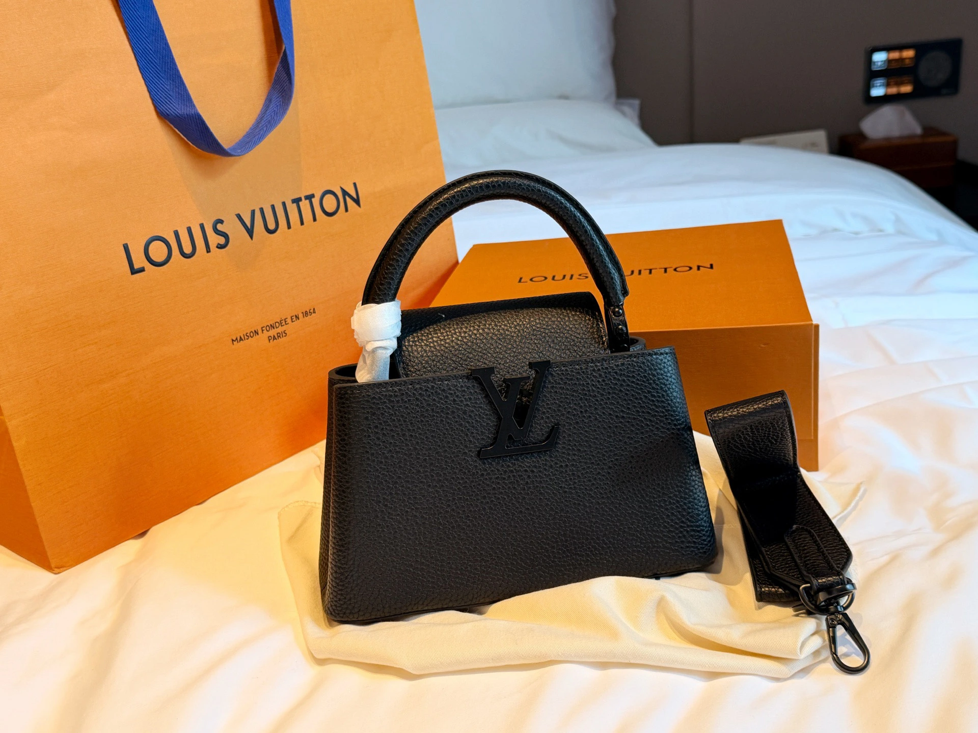 LOUIS VUITTON Capucines(22x13cm)