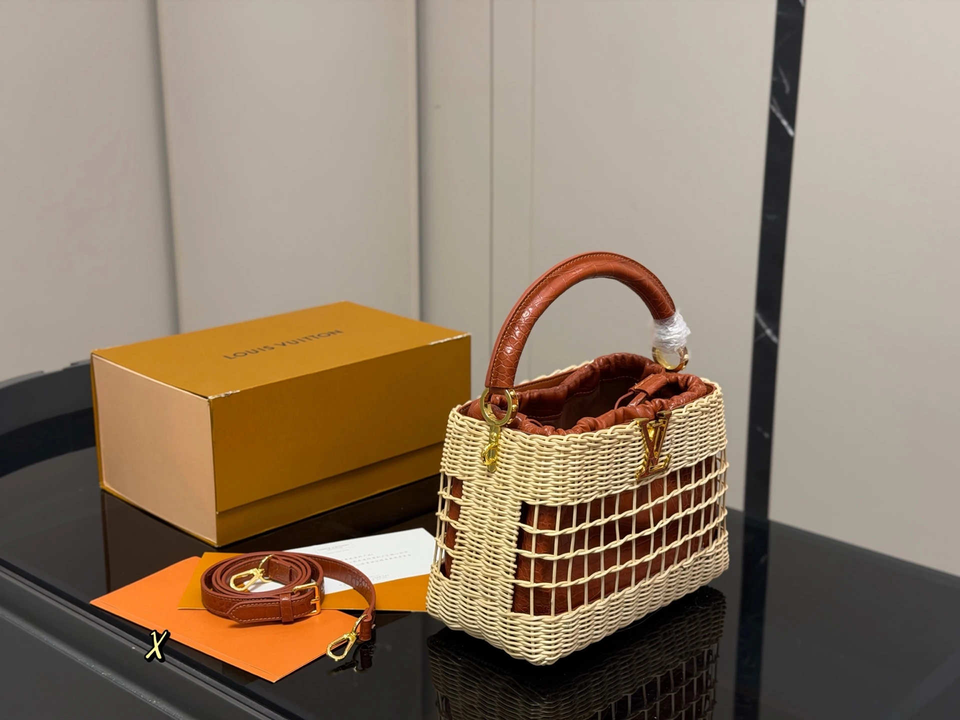 LOUIS VUITTON Capucines (26x18cm)