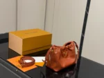LOUIS VUITTON Capucines (26x18cm)