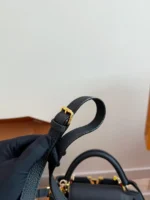 LOUIS VUITTON Capucines(27x17cm)