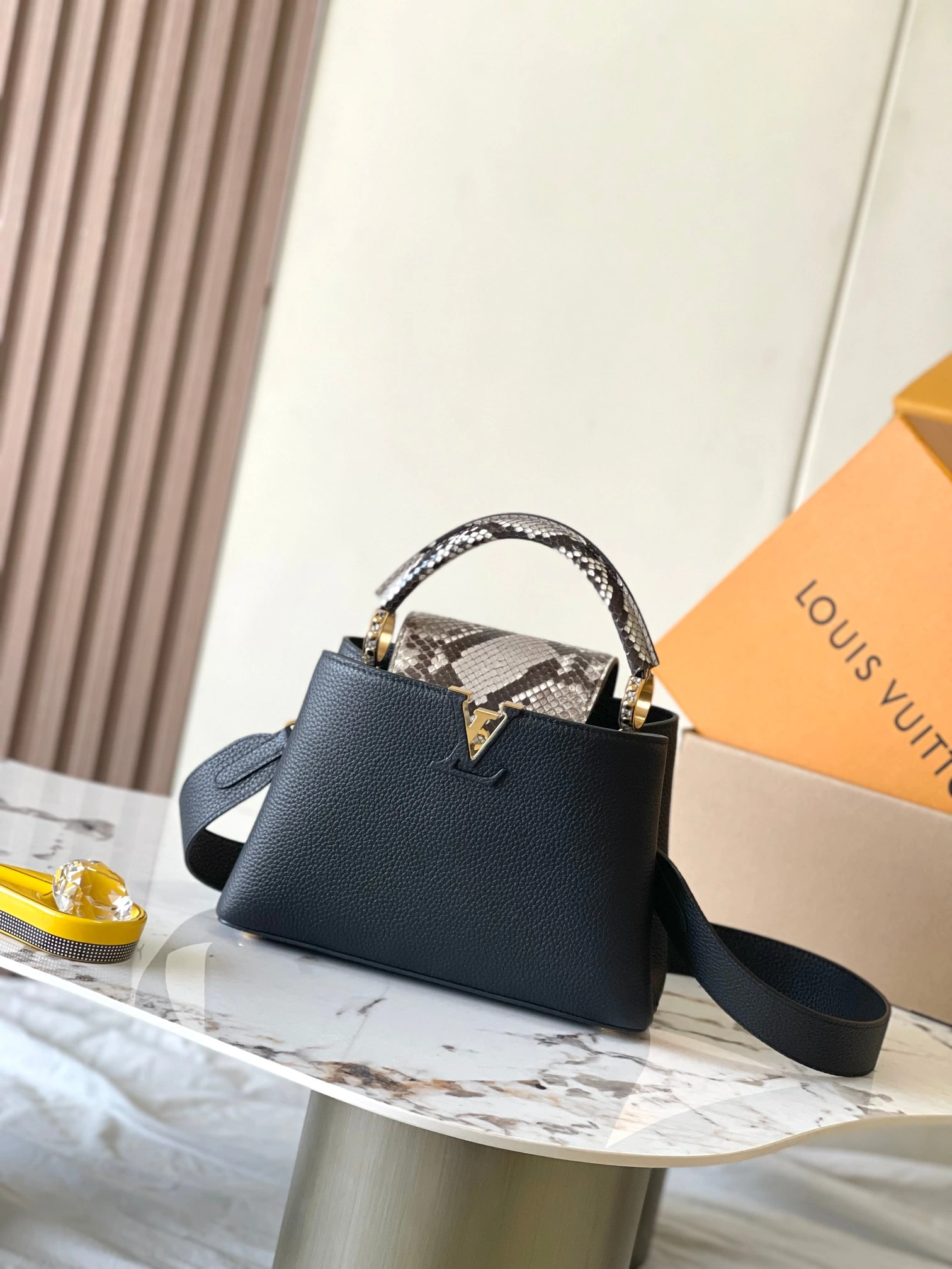 LOUIS VUITTON Capucines(27x18x9CM) LOUIS VUITTON Capucines(27x18x9CM)