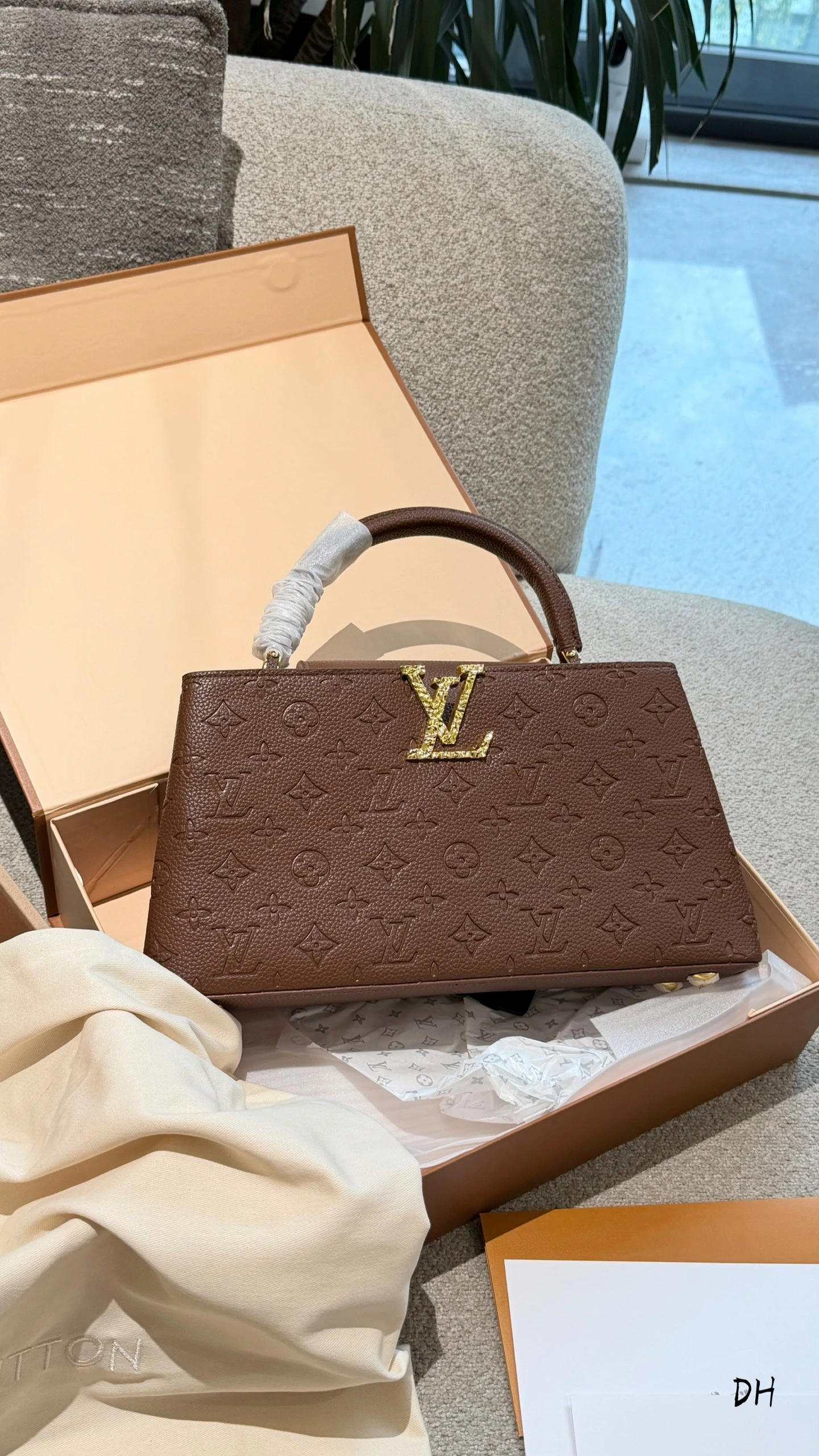 LOUIS VUITTON Capucines(28cm)
