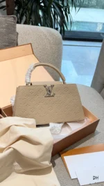 LOUIS VUITTON Capucines(28cm)