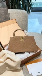 LOUIS VUITTON Capucines(28cm)