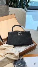 LOUIS VUITTON Capucines(28cm)
