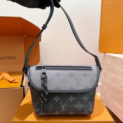 LOUIS VUITTON District(15cm)