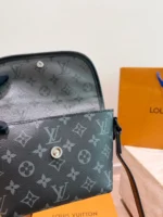 LOUIS VUITTON District(15cm)