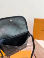 LOUIS VUITTON District(15cm)