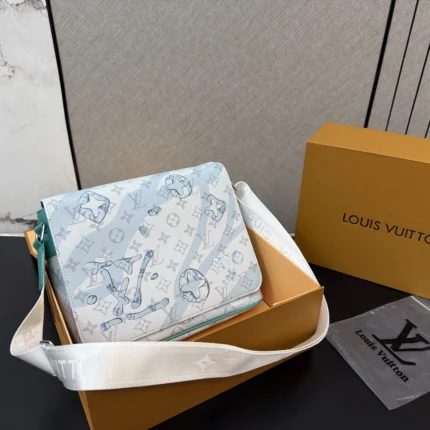 LOUIS VUITTON District(25x20cm)