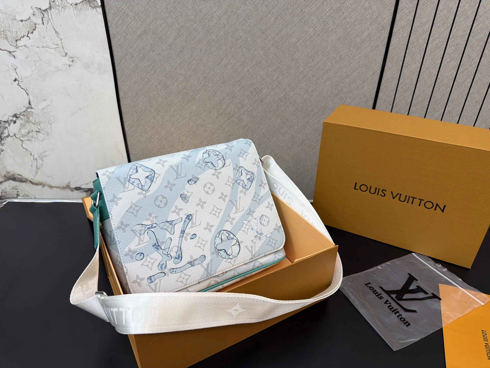 LOUIS VUITTON District(25x20cm)