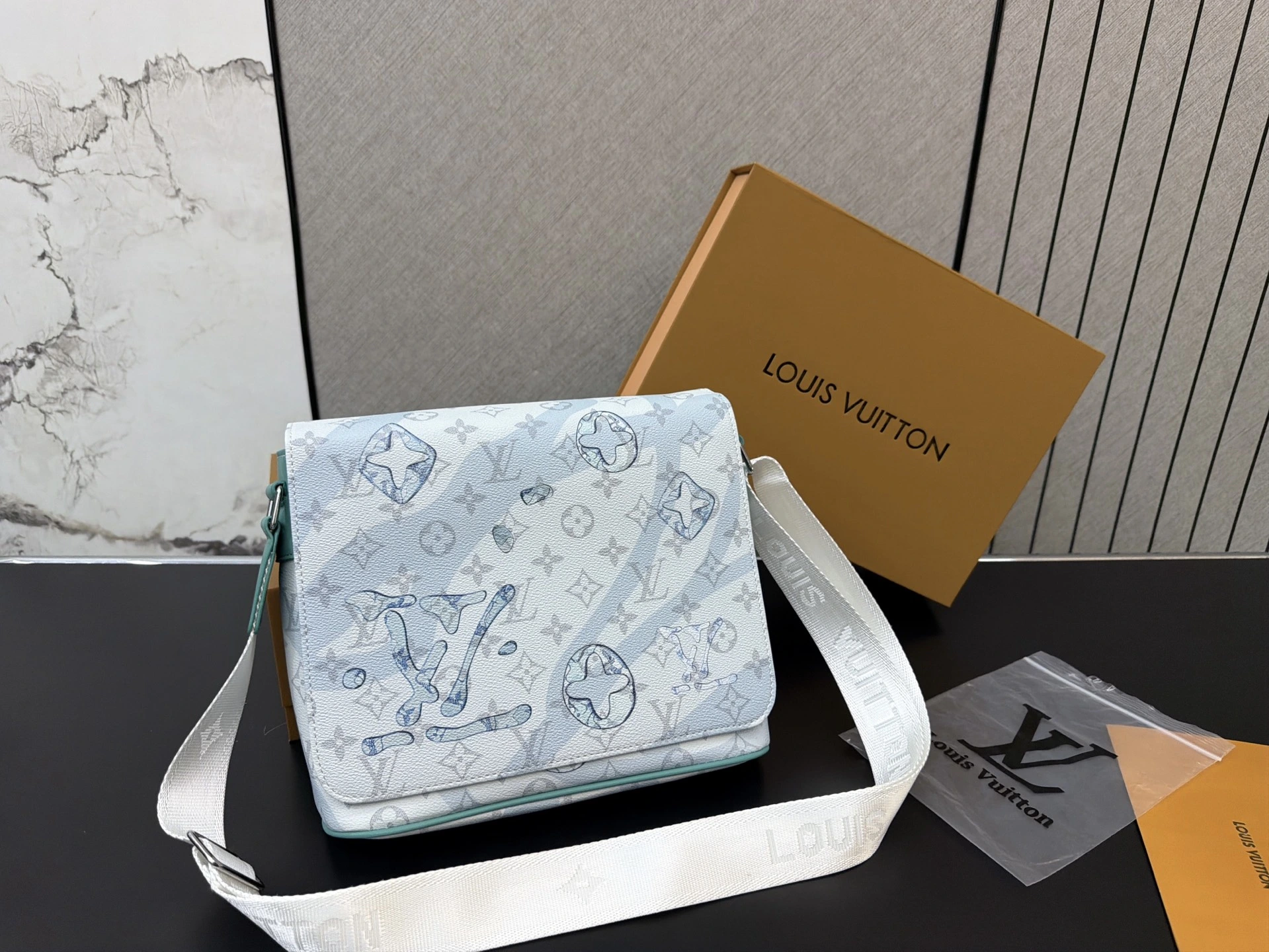 LOUIS VUITTON District(25x20cm)
