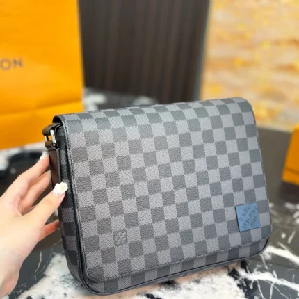 LOUIS VUITTON District(25×21×6cm)