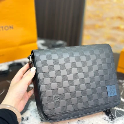 LOUIS VUITTON District(25×21×6cm)