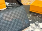 LOUIS VUITTON District(25×21×6cm)