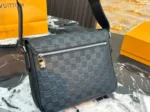 LOUIS VUITTON District(25×21×6cm)