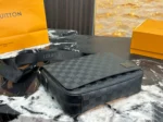 LOUIS VUITTON District(25×21×6cm)